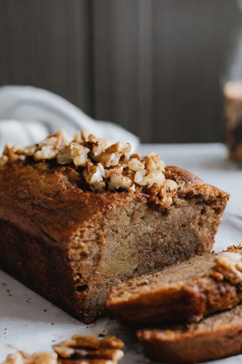 Vegan Cinnamon Walnut Banana Bread ‣ Vegan Soiree Over Ripe Banana Recipes, Banana Recipes Vegan, Ripe Banana Recipes, Walnut Banana Bread, Banana Bread Vegan, Sweet Banana Bread, Ripe Banana Recipe, Banana Bread Ingredients, Vegan Baked