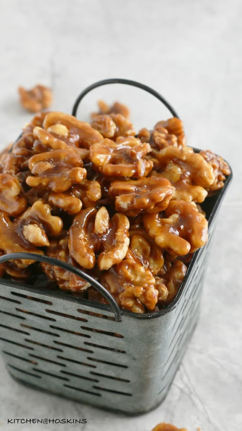 CARAMEL WALNUTS Greek Pastitsio, Crockpot Desserts, Caramelized Walnuts, Glazed Walnuts, Gingerbread Loaf, Onion Pie, Walnut Butter, Glazed Pecans, Walnut Recipes