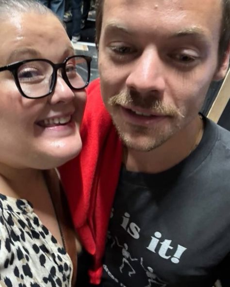 Harry and James Corden’s sister at the Old Vic Theatre in London August 10 💜 He is so gorgeous #harrystyles #tpwk #harrystylesedit #loveontour #hslot Harry Styles London, Bobby Singer, Harry 1d, 1d Imagines, Harry Styles Aesthetic, James Corden, One Direction Harry Styles, Louis (one Direction), London Theatre