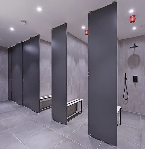 Public Shower Design, Gym Shower Room, Boutique Changing Room Ideas, Gym Showers Design, Gym Bathroom Design, Public Shower Room, Gym Change Room, Gym Bathroom, Luxury Gym Bathroom