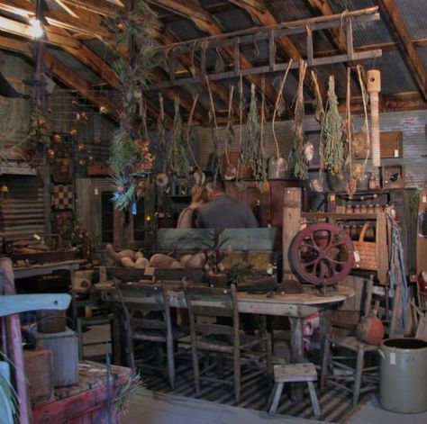 The Old Tattered Flag: A primitive homestead tour..... Primitive Home Decorating, Early American Decor, Tattered Flag, Primitive Bedroom, Primative Decor, Primitive Homes, Primitive Furniture, Primitive Gatherings, Primitive Kitchen