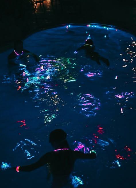 Night Pool Party, Neon Birthday Party, Pool Party Ideas, Neon Birthday, Fun List, Pool Birthday, Pool Birthday Party, Summer Pool Party, Summer Fun List