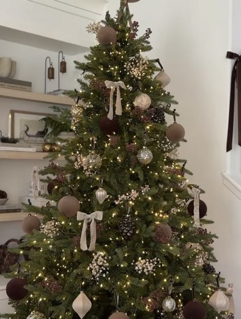 Christmas Tree With Neutral Colors, Brown Theme Christmas Tree, Neutral Ornaments Christmas Tree, White Beige Christmas Tree, Brown And Cream Christmas Tree, Christmas Tree Ideas Brown, Rustic Country Christmas Tree Ideas, Evelyn Hernandez, Christmas Decorations Minimalist