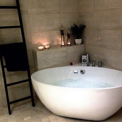 . Shelving Bathroom, Bathroom Ladder, Towel Ladder, Corner Bath, Corner Tub, Smart Tiles, Bad Inspiration, Bathroom Tub, Room Shelves