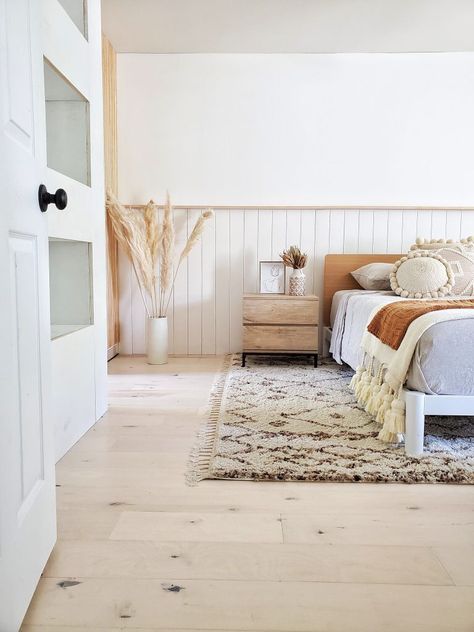 This room has it all! A beautiful wood slat wall, a custome built-in and a shiplap wall with a ledge.  This nuetral bedroom will have you wanting to do this in your home! Wood Slat Wall, Bedroom Corner, Slat Wall, Ship Lap Walls, Main Bedroom, Wood Slats, Built Ins, New Room, Guest Bedroom