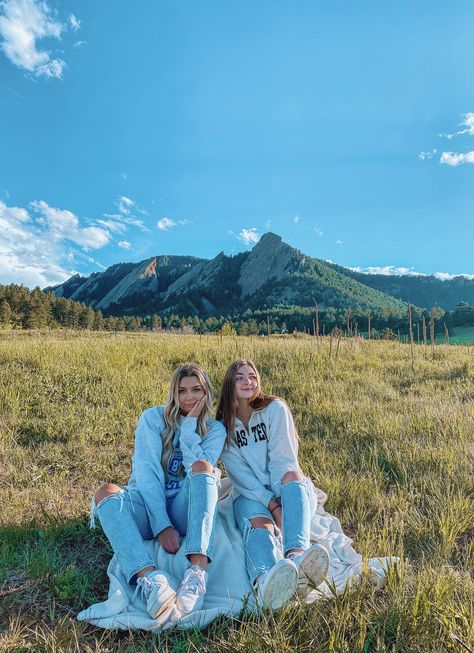 Mountain Pictures With Friends, Colorado Instagram Pictures, Colorado Picture Ideas, Denver Photoshoot, Mountain Friends, Colorado Photoshoot, Colorado Girl, Colorado Trip, Bff Poses