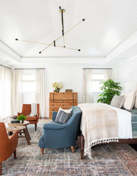 A Cozy California Home Layered With Beauty | lark & linen #hometour Sitting Area Design, Bedroom Sitting Area, Guest Ideas, Bedroom Sitting, Bedroom With Sitting Area, Living Room Mantel, Stunning Interior Design, Amber Interiors, Guest Bedrooms