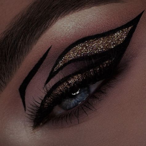 Creative Smokey Eye Makeup, Black And Gold Make Up Looks, Star Wars Makeup Ideas Eyes, Black And Gold Makeup Looks, Dark Prom Makeup, Best Dewy Foundation, Prom Smokey Eye, Gold And Black Makeup, Glowy Dewy Makeup