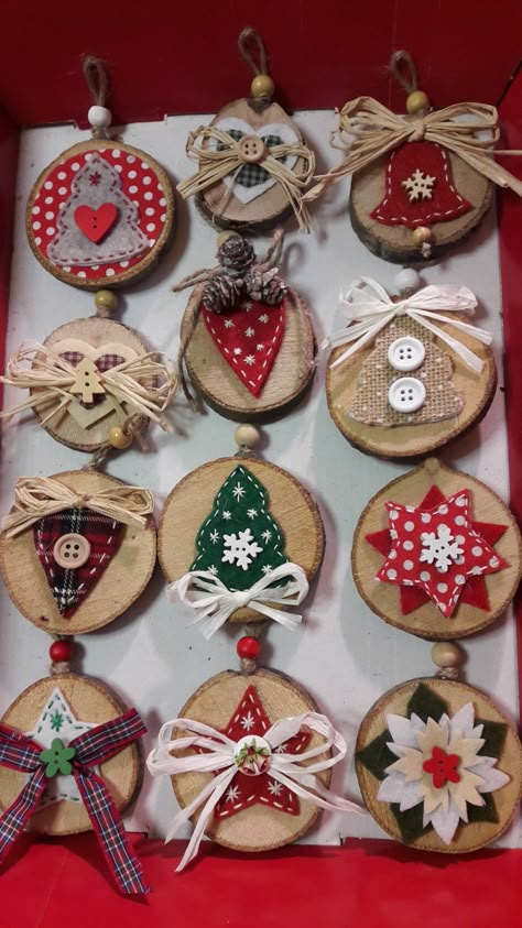 Christmas Craft Fair, Handmade Christmas Crafts, Wooden Slices, Diy Christmas Decorations Easy, Easter Decorations Dollar Store, Christmas Wood Crafts, Wood Christmas Ornaments, Easter Decorations Diy Easy, Holiday Crafts Christmas