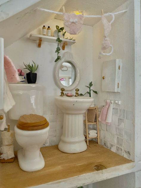 #diy #miniature #dollhouse #pink Diy Dollhouse Bathroom, Witchy Dollhouse, Doll House Bathroom, Miniature Bathroom, Dollhouse Bathroom, Mini Dollhouse, Doll House Ideas, Mini Doll House, Doll House Plans