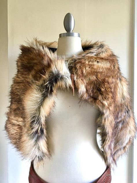 Diy Viking Hair, Viking Fur Mantle, Vikings Costume, Fur Mantle, Mantle Diy, Viking Costumes, Women Viking, Viking Cosplay, Medieval Garb