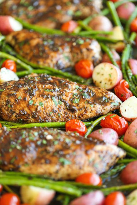 Honey Balsamic Chicken Breasts and Veggies - All cooked on one single pan. Easy peasy with zero clean up, and packed with so much flavor. Done and done. Balsamic Chicken Breast, Honey Balsamic Chicken, Honey Balsamic, Pan Dinners, Balsamic Chicken, Lchf Recipes, Sheet Pan Dinners, Sheet Pan Recipes, Poultry Recipes