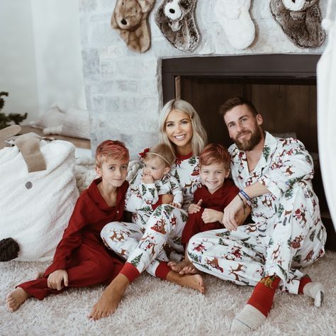 Christmas Pajama Pictures, Family Portrait Outfits, Christmas Family Photoshoot, Cara Loren, Christmas Pjs Family, Christmas Card Pictures, Xmas Photos, Christmas Pj, Holiday Photoshoot