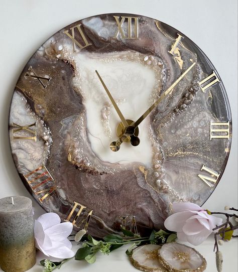 Incredibly beautiful resin clock with a diameter of 50 cm. A combination of milk chocolate, ice cream, cocoa and gold! Natural stones - different types of agate, rock crystal, pearl, quartz, make the Clock even more refined and expressive. Brown Resin Clock, Resin Art Wall Clock, Milk Chocolate Ice Cream, Types Of Agate, Diy Resin Gifts, Resin Geodes, Agate Rock, Resin Gifts, Resin Clock