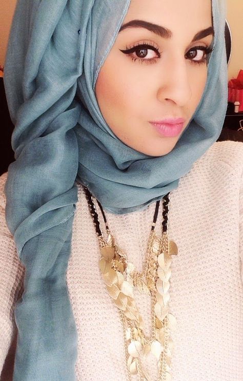 Cute and Fashionable Hijab Styles. Hijab is an essential part of Islam commonly associated with women, to cover their hair and other parts of the body. Gone are the days when women and girls would feel less confident wearing hijab. How To Wear Hijab, University Girl, Hijab Look, Muslim Style, Hijabi Style, Style Hijab, Beautiful Muslim Women, Hijab Chic, Hijabi Outfits