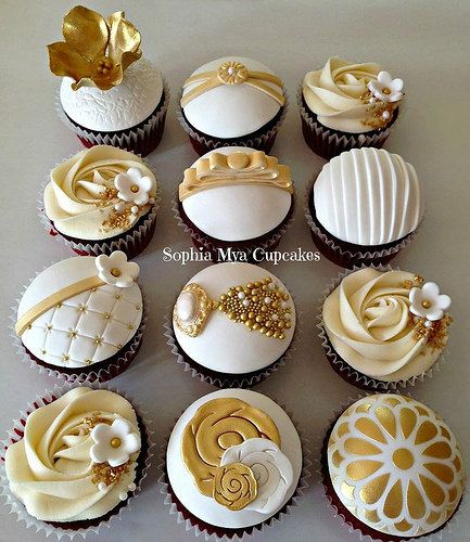 Couture Cupcakes | Flickr - Photo Sharing! Wedding Dessert Cupcakes, Elegant Cupcakes, Ideas Cupcakes, Fancy Cupcakes, Pretty Cupcakes, Cupcakes Decorados, Beautiful Cupcakes, Fondant Cupcakes, Fun Cupcakes