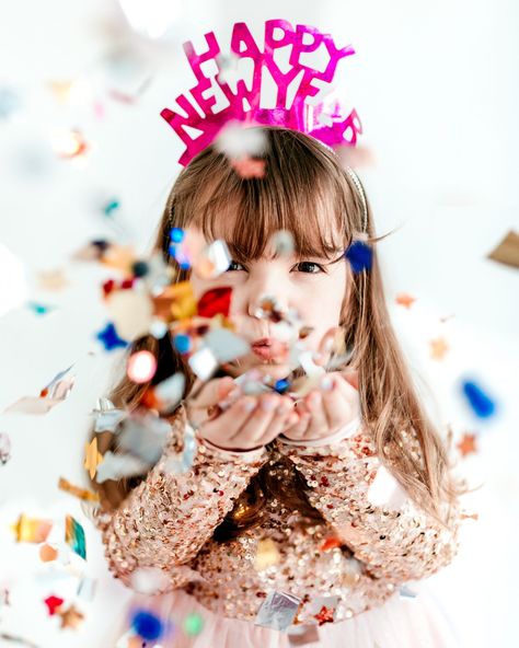 Sparkle Photoshoot Photo Ideas, New Year Picture Ideas, Confetti Photoshoot, New Year Photoshoot Ideas, Photoshoot Ideas For Instagram, New Years Eve Pictures, New Year Photoshoot, Holiday Shoot, Confetti Photos