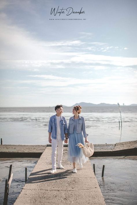 Prewedding Photography Casual, Korean Prewedding Photography, Pre Nup Photoshoot, Prenup Outfit, Prenuptial Photoshoot, Korean Couple Photoshoot, Prewedding Outdoor, Korean Wedding Photography, Pre Wedding Photoshoot Outfit