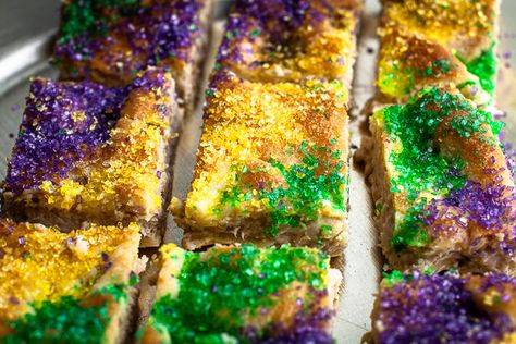 King Cake Cheesecake, Gooey Butter Cake Bars, Butter Cake Bars, Mardi Gras Desserts, Sopapilla Recipe, Ooey Gooey Butter Cake, Sopapilla Cheesecake, King Cake Recipe, Mardi Gras King Cake