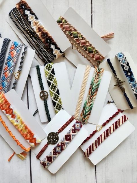 Trendy Friendship Bracelet Patterns You Can Make at Home Earthy Friendship Bracelet, Friend Ship Bracelet, Friendship Bracelets Ideas, Cool Friendship Bracelets, Diy Bracelets With String, String Bracelet Patterns, Diy Friendship Bracelets Tutorial, Bracelet Trendy, Braided Bracelet Diy