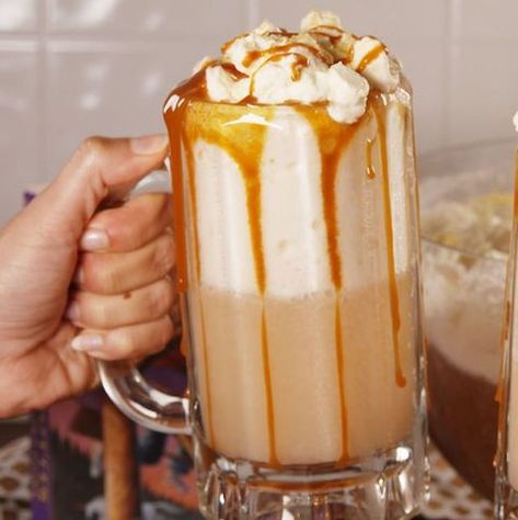 halloween drinks - Boozy Butterbeer Punch Butterbeer Punch, Harry Potter Food Recipes, Boozy Butterbeer, Fun Halloween Party Food, Harry Potter Snacks, Easy Halloween Party Food, Butterbeer Recipe, Kids Halloween Food, Halloween Punch