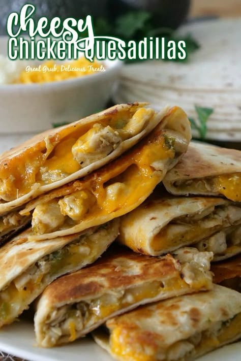 Cheesy Chicken Quesadillas are loaded with two types of cheese, deliciously seasoned chicken breasts and flour tortillas then fried to a golden brown. Quesadilla Recipes Easy, Chicken Quesadilla Recipe, Cheese Quesadilla, Quesadilla Recipes, Chicken Quesadillas, Cheesy Chicken, Delicious Treats, Idee Pasto Sano, Quesadillas