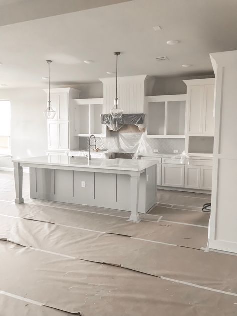 White Modern Farmhouse Kitchen, Gray Island, White Modern Farmhouse, Grey Kitchen Island, White Kitchen Island, White Kitchen Design, Kitchen Inspiration Design, White Kitchen Cabinets, Kitchen Projects