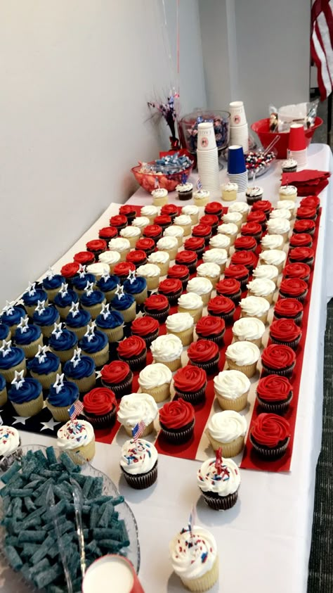 American Flag Cups, 4th Of July Party Food, Promotion Party, Usa Party, 4th Of July Cake, American Party, Party Decorating Ideas, Patriotic Food, Patriotic Desserts