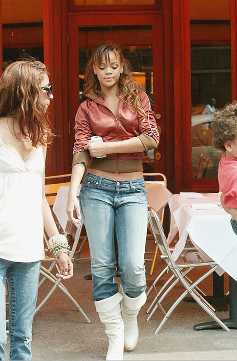 #rihanna #badgalriri Rihanna Outfit Inspiration, Rihanna 2000 Outfits, Rihanna Y2k, Rihanna 2000s, 2000s Rihanna, Mid 2000s Fashion, Rihanna 2000's, Young Rihanna, 2010 Aesthetic