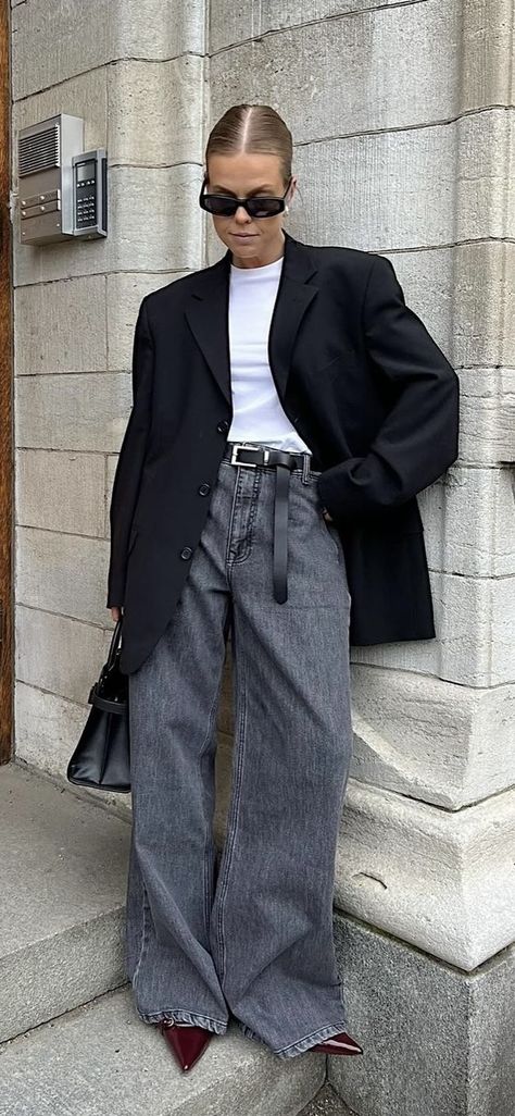 Grey Jeans Street Style, La Street Style 2024, Grey Denim Jeans Outfit, Denim Trousers Outfit, Black Outfit Edgy, La Street Style, Denim Jeans Outfit, Denim Street Style, Jeans Street Style