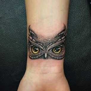 Common Tattoos, Wrist Tattoo Cover Up, Petit Tattoo, Owl Tattoo Design, Tattoo Designs And Meanings, Owl Tattoo, Eye Tattoo, Trendy Tattoos, Word Tattoos