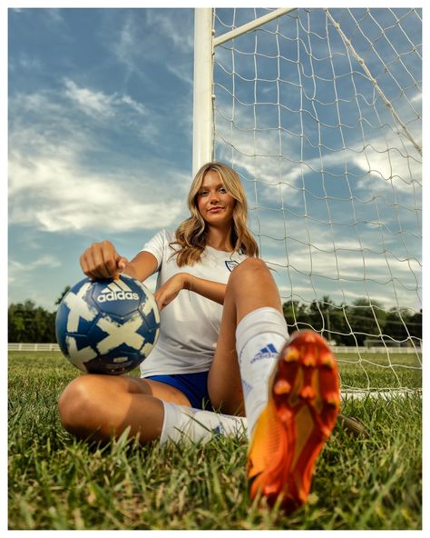 (20+) Facebook Soccer Field Photoshoot, Sports Picture Ideas, Soccer Poses For Pictures, Soccer Photoshoot Ideas, Soccer Media Day Poses, Soccer Media Day, Sporty Photoshoot Ideas, Soccer Portraits, Soccer Photoshoot