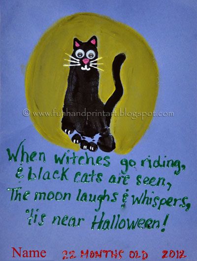 Cute Halloween craft for kids - make a footprint black cat! It also has a cute Halloween poem for kids. Halloween Poems For Kids, Handprint And Footprint Crafts, Halloween Handprint, Halloween Poems, October Crafts, Footprint Crafts, Chat Halloween, Halloween Preschool, Hand Prints