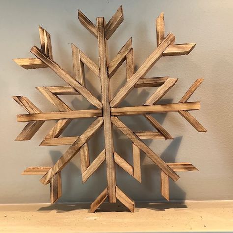 Christmas Wood Star, Snowflake Crafts For Adults, Diy Wood Snowflakes, Wooden Snowflakes Diy, Pallet Snowflake, Rustic Christmas Mantle Decor, Christmas Wood Crafts To Sell, Scrap Wood Christmas Projects, Scrap Wood Christmas