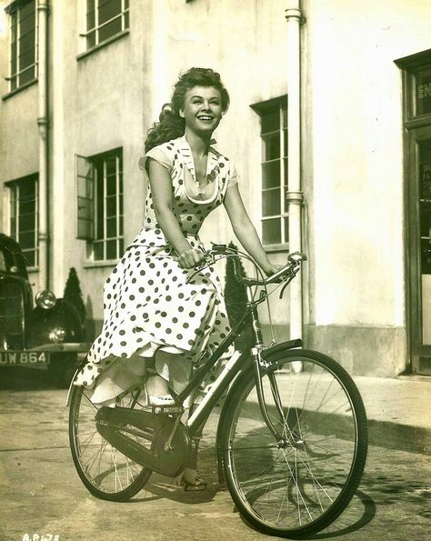 vintage everyday: 22 Interesting 1950's Classic Photos of Hollywood Actresses Ride Their Bikes 1950s Aesthetic, 50s Aesthetic, Vera Ellen, 1950s Hollywood, Riding A Bicycle, Cycle Chic, I Want To Ride My Bicycle, Old Hollywood Stars, Retro Photo