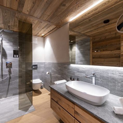 Chalech M | Luxury Ski Chalet in Lech | Bramble Ski Modern Chalet Bathroom, Ski Chalet Bathroom, Ski Bathroom, Ski House Bathroom, Basement Airbnb, Ski Chalet Interior, Chalet Bathroom, Open Plan Bathrooms, Mountain Home Interiors