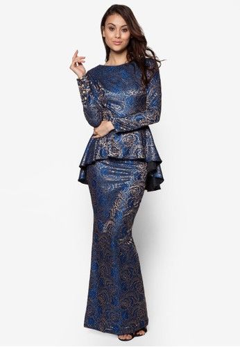 Glitz Kurung from FLEUR in Blue This modern baju kurung from FLEUR? is a limited edition piece for good reasons. Decked out in exclusive glittery brocade, this contemporary stunner is detailed with a sparkling fishtail peplum blouse complete with an equally glamorous mermaid sk... #bajukurung #bajukurungmoden Baju Kurung Moden Style, Baju Kurung Moden, Brocade Skirt, Velvet Dress Designs, Kurung Moden, African Print Dress Designs, Muslimah Dress, Hijabi Fashion Casual, Batik Fashion