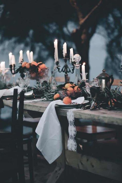 20+ Hauntingly Beautiful Table Centerpiece Ideas For Halloween Halloween Wedding Decorations, Romantic Halloween, Elegant Halloween Decor, Halloween Party Decor Diy, Table Halloween, Centerpieces Ideas, Halloween Themed Wedding, Halloween Party Dinner, Easy Wedding