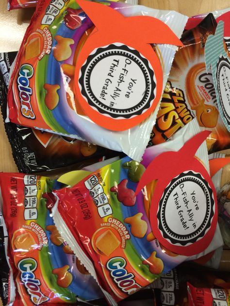 You're O-Fish-ally in Third Grade snacks for the first day of school/ open house! Open House Snacks, First Day Of 6th Grade, Snacks School, School Open House, O Fish Ally, 6th Grade Reading, School Snack, School Snacks, Snack Ideas