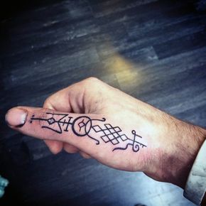 Symbols Thumb Tattoos For Guys Men Finger Tattoos, Side Finger Tattoos, Inside Finger Tattoos, Side Hand Tattoos, Thumb Tattoos, Finger Tattoo For Women, Knuckle Tattoos, Retro Tattoos, Tattoo Henna