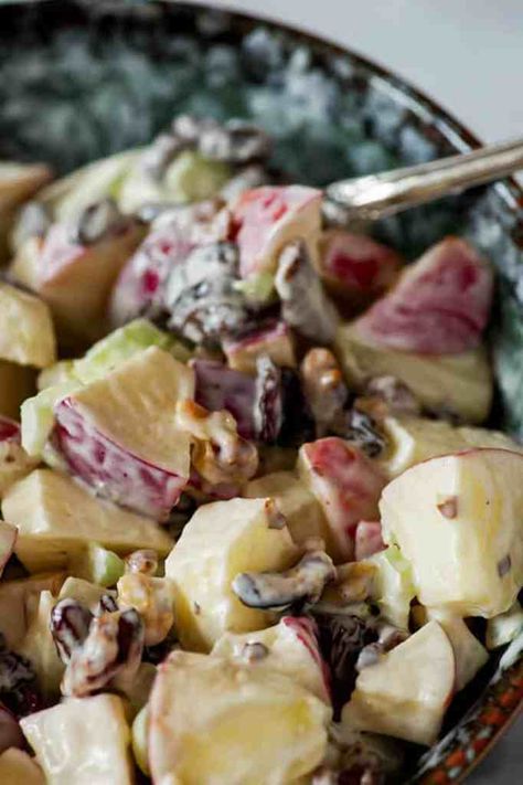 Apple Waldorf Salad, Waldorf Salad Recipe, Salad With Apples, Apple Walnut Salad, Apple Salad Recipes, Waldorf Salad, Easy Salad, Autumn Salad, Walnut Salad