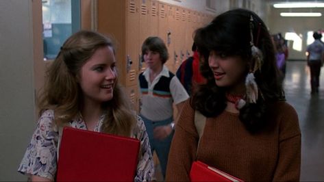 Jennifer Jason Leigh as Stacy and Phoebe Cates as Linda in "Fast Times at Ridgemont High" (1982) Phoebe Cates Fast Times, Linda Barrett, Fast Times At Ridgemont High, 80’s Aesthetic, Jennifer Jason Leigh, Friends Phoebe, 80s Inspired Outfits, 1980s Films, 1980s Movies