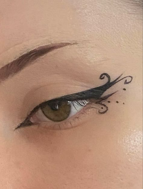 Design Eyeliner, Eyeliner Design, Creative Eyeliner, Eyeliner Types, Hippie Makeup, Eyeliner Designs, Vampire Bride, Funky Makeup, Eyeliner Ideas