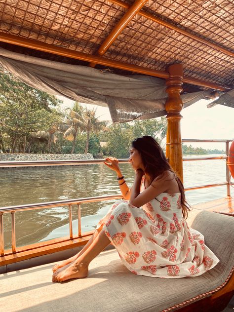 Houseboat Outfit Ideas, Photo Poses In House Boat, Boat House Photoshoot Kerala, Kerala Tourism Photography, Varkala Outfits, Kerala Photoshoot Ideas, Kerala Outfits Women Travel, Allepy Kerala, Houseboat Aesthetic