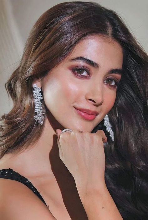 Pooja Hedge Bold, Indian Girl Makeup, Natural Beauty Face, Bollywood Love, Pooja Hegde, Camera Logo, Beauty Posters, Beauty Face Women, Indian Film