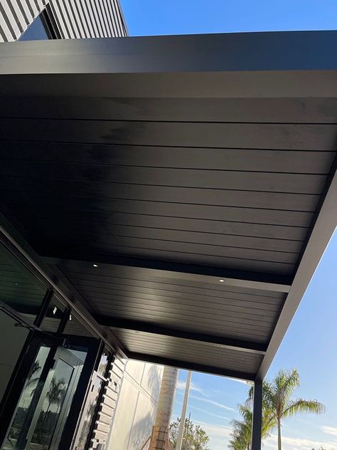 Automated Louvered roof - Black pergola - Azenco Restaurant Patio Design, Outdoor Living Luxury, Black Pergola, Free Standing Pergola, Louvered Roof, Aluminum Awnings, Retractable Shade, Pergola Carport, Louvered Pergola