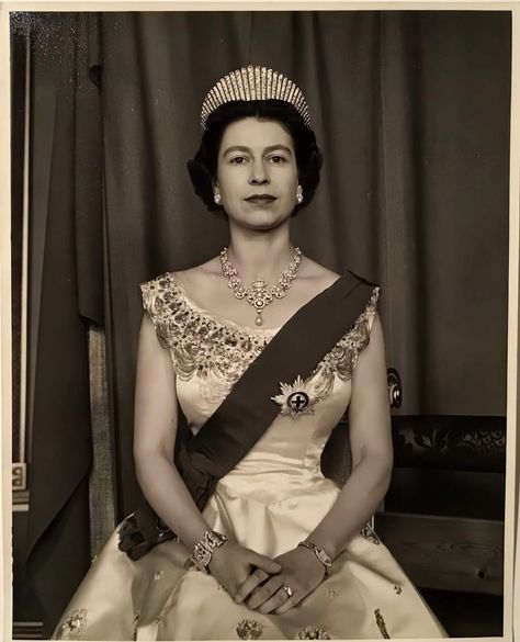 Queen Elizabeth Portrait, Queen Elizabeth Ii Quotes, Queen Elizabeth Photos, All Are Welcome Here, Young Queen Elizabeth, Rainha Elizabeth Ii, Deadpool Wallpaper, Hm The Queen, All Are Welcome