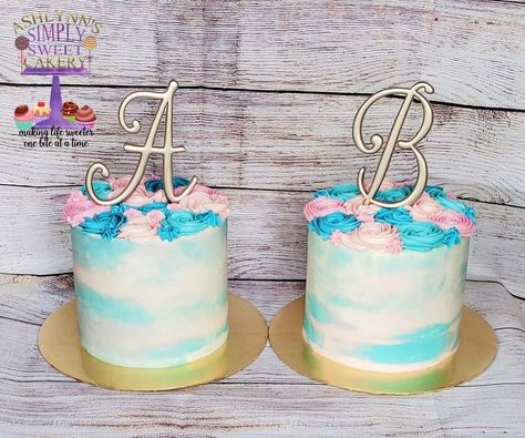 Twin gender reveal cakes 💗💙 Pool Party Gender Reveal, Twin Gender Reveal Ideas, Twin Reveal, Gender Reveal Cakes, Gender Reveal Pinata, Baby Reveal Cakes, Simple Gender Reveal, Twin Birthday Cakes, Twin Gender Reveal