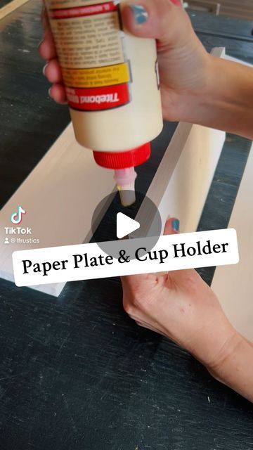 Paper Plate Holders Diy, Diy Paper Plate Holder, Paper Plate Storage Ideas, Dispenser Diy, Paper Plate Holders, Wooden Picnic Tables, Woodworking Plans Beginner, Plate Storage, Diy Cups