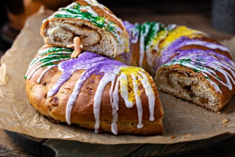 What is a king cake? King Cake History, King Cake Tradition, King Cake Recipe, King Cake Baby, Mardi Gras King Cake, Baby Delivery, German Chocolate Cake, Cake Delivery, King Cake